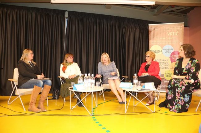 Forum-Obrazovanje-pravo-a-ne-dar-1-900×600 (1)