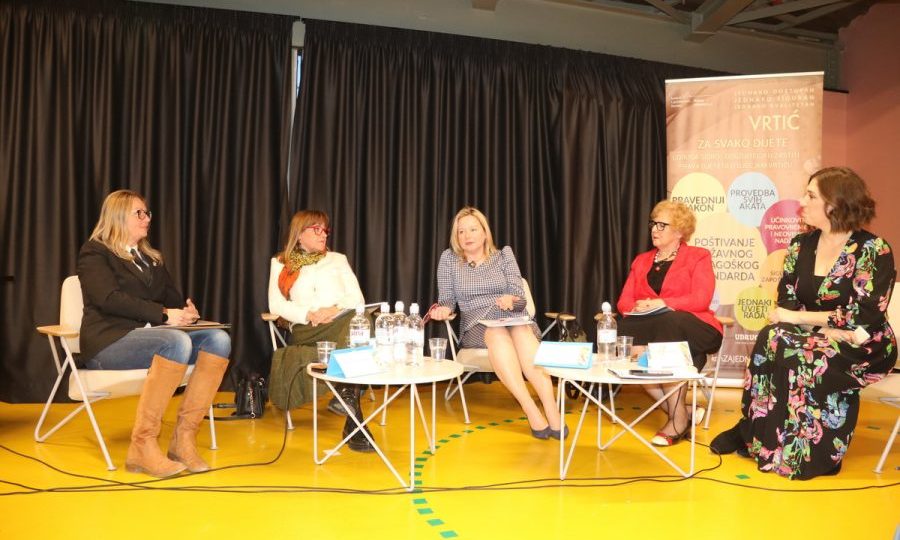 Forum-Obrazovanje-pravo-a-ne-dar-1-900×600 (1)